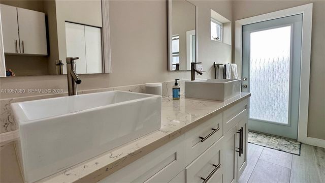 1324 NE 14th Ave, Fort Lauderdale, FL 33304