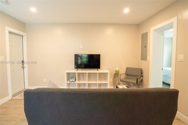 1324 NE 14th Ave, Fort Lauderdale, FL 33304