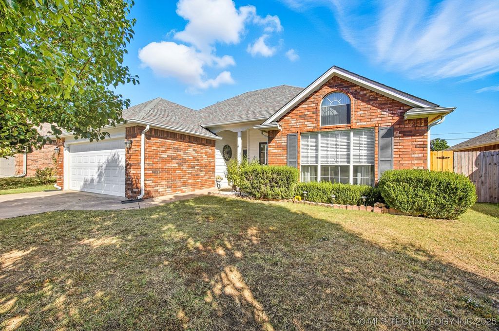 1112 S Marina Drive, Oologah, OK 74053