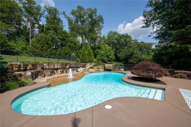 811 Rockwood Ave, Mt Lebanon, PA 15234