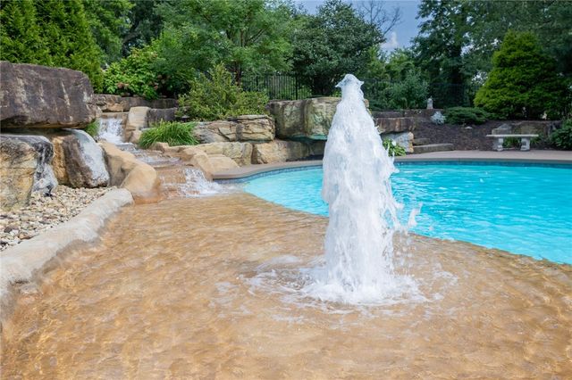 811 Rockwood Ave, Mt Lebanon, PA 15234