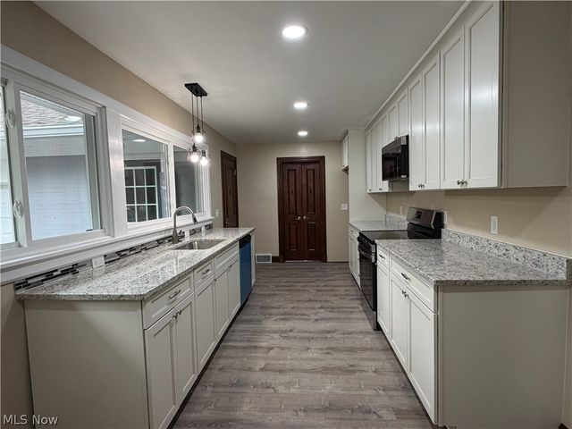 2120 Arms Drive, Girard, OH 44420