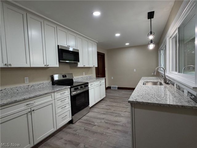 2120 Arms Drive, Girard, OH 44420