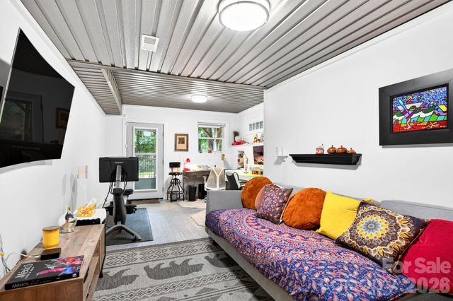 153 Skyview Circle, Asheville, NC 28804