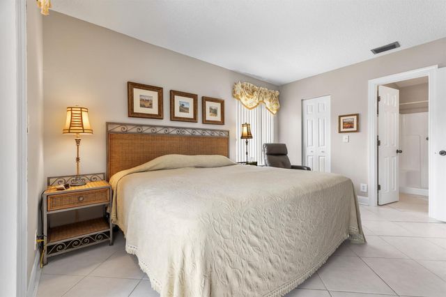6426 Chasewood Drive E, Jupiter, FL 33458