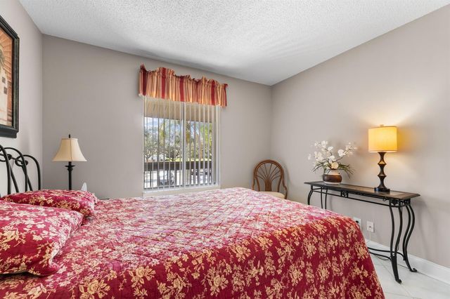6426 Chasewood Drive E, Jupiter, FL 33458