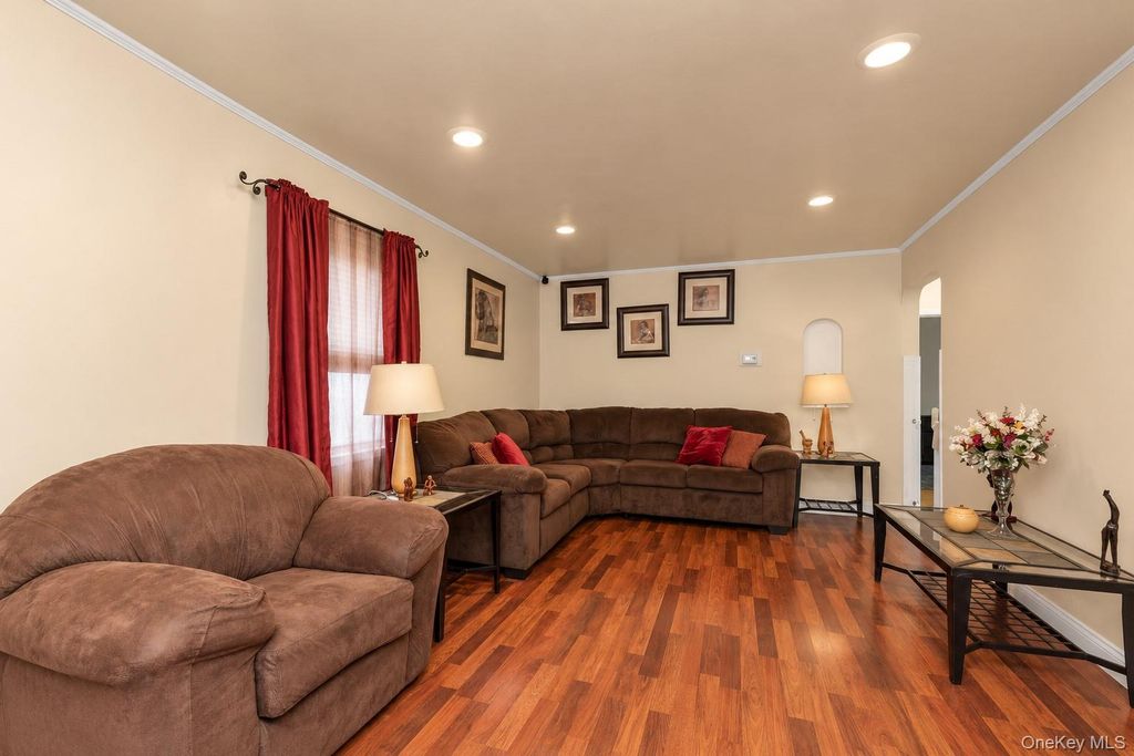 12 Kingston Street, Elmont, NY 11003 — photo 5