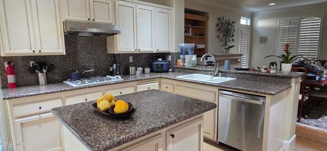 2792 Sandhurst Avenue, Thousand Oaks, CA 91362
