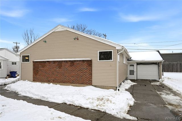 39 Hartford Road, Amherst, NY 14226