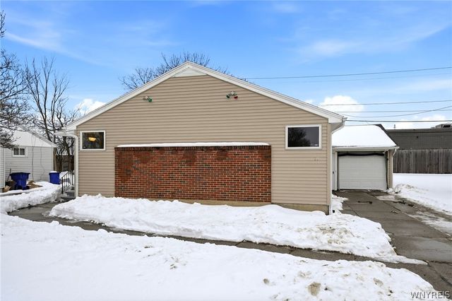 39 Hartford Road, Amherst, NY 14226