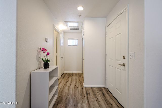 7401 W ARROWHEAD CLUBHOUSE Drive 2047, Glendale, AZ 85308