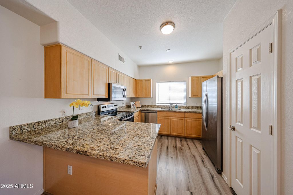 7401 W ARROWHEAD CLUBHOUSE Drive 2047, Glendale, AZ 85308 — photo 4