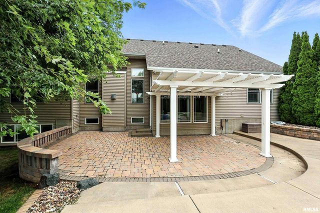 7 Redstone Court, Le Claire, IA 52753