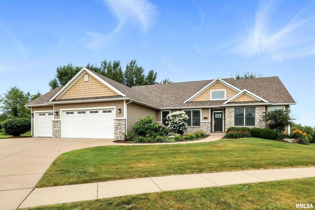 7 Redstone Court, Le Claire, IA 52753