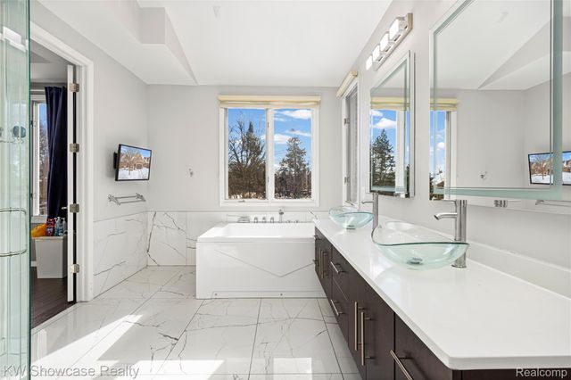 5608 Pembrooke Crossing, West Bloomfield Charter Township, MI 48322