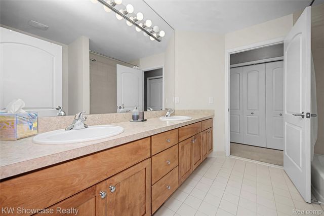 5608 Pembrooke Crossing, West Bloomfield Charter Township, MI 48322
