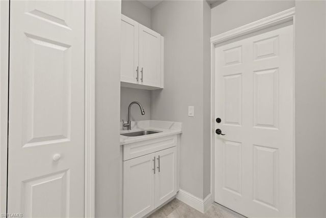 897 Iris DR, North Fort Myers, FL 33903