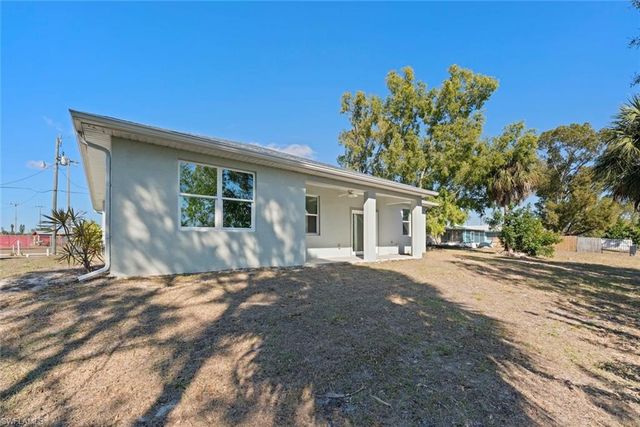 897 Iris DR, North Fort Myers, FL 33903