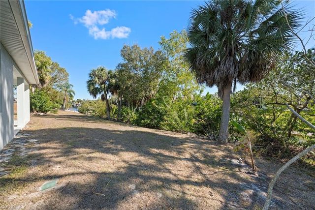 897 Iris DR, North Fort Myers, FL 33903