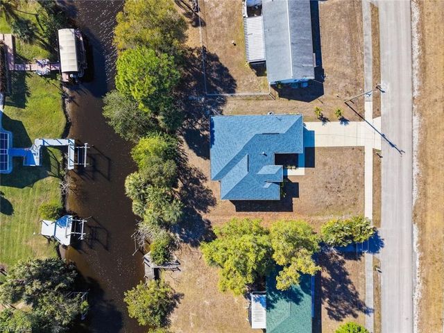 897 Iris DR, North Fort Myers, FL 33903