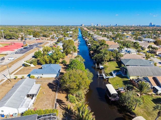 897 Iris DR, North Fort Myers, FL 33903