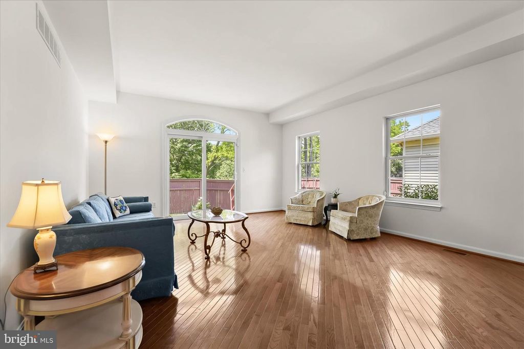 Image 10 of property listing at 320 CHALK HILL DR, Baltimore, MD 21208
