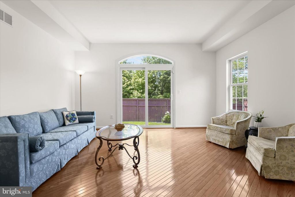 Image 11 of property listing at 320 CHALK HILL DR, Baltimore, MD 21208