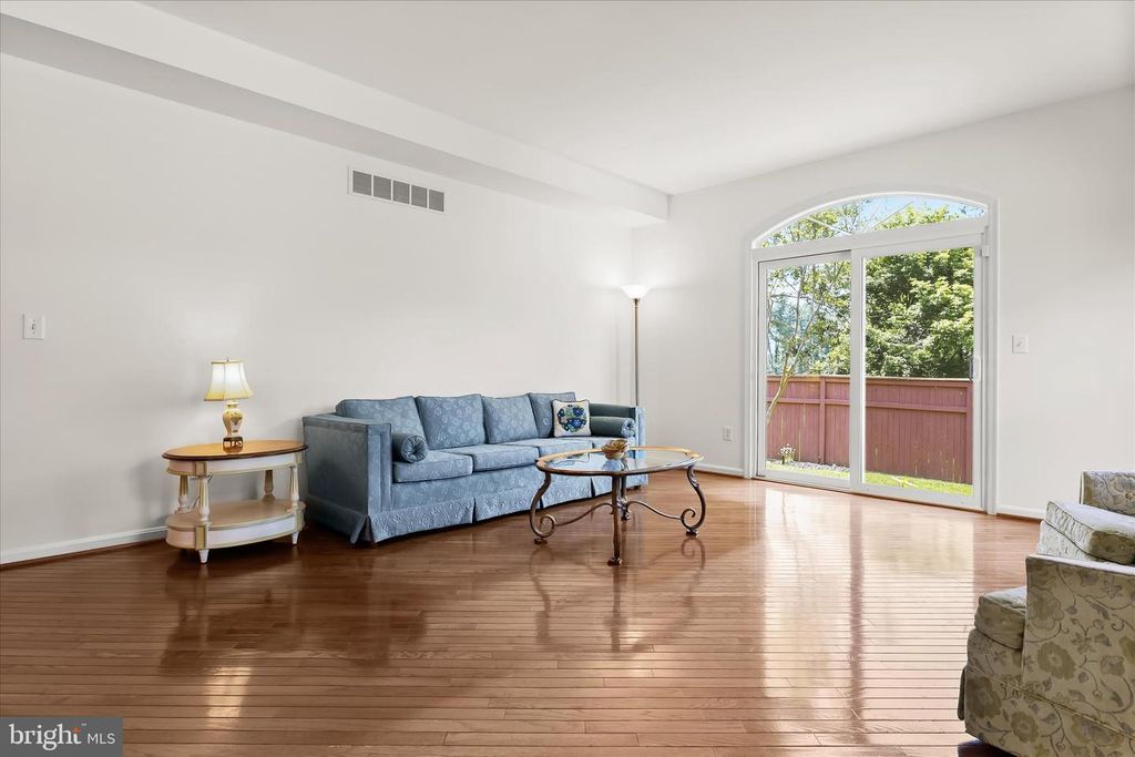 Image 12 of property listing at 320 CHALK HILL DR, Baltimore, MD 21208