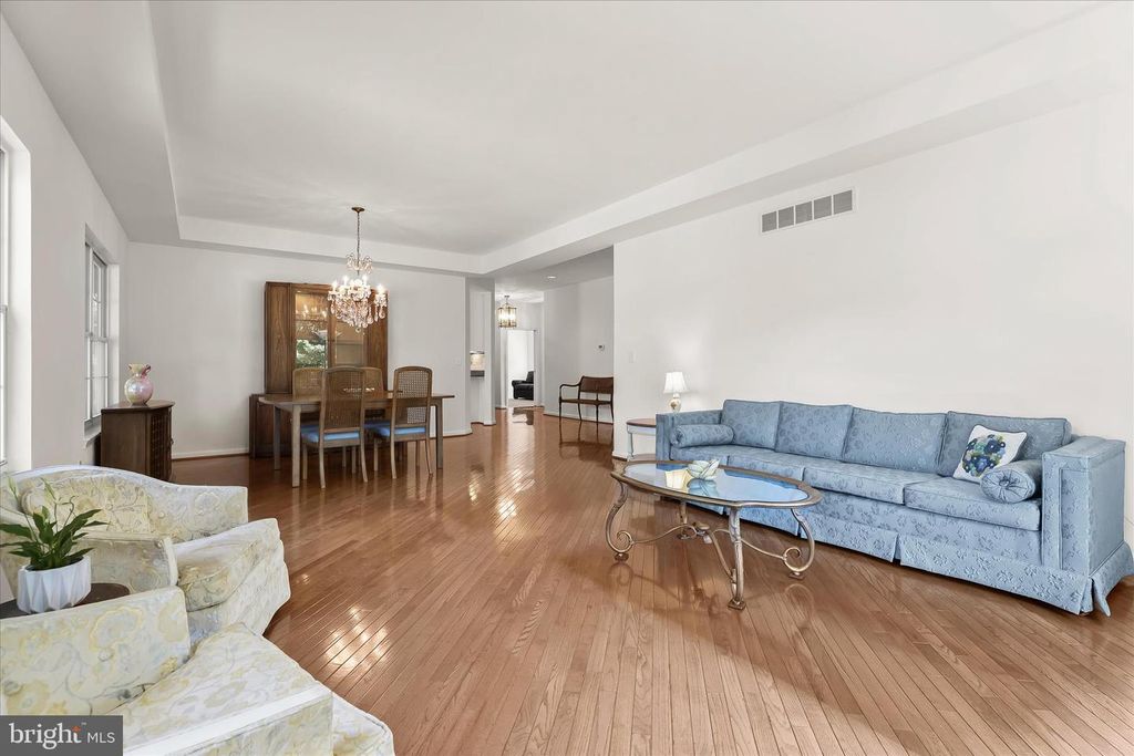 Image 13 of property listing at 320 CHALK HILL DR, Baltimore, MD 21208