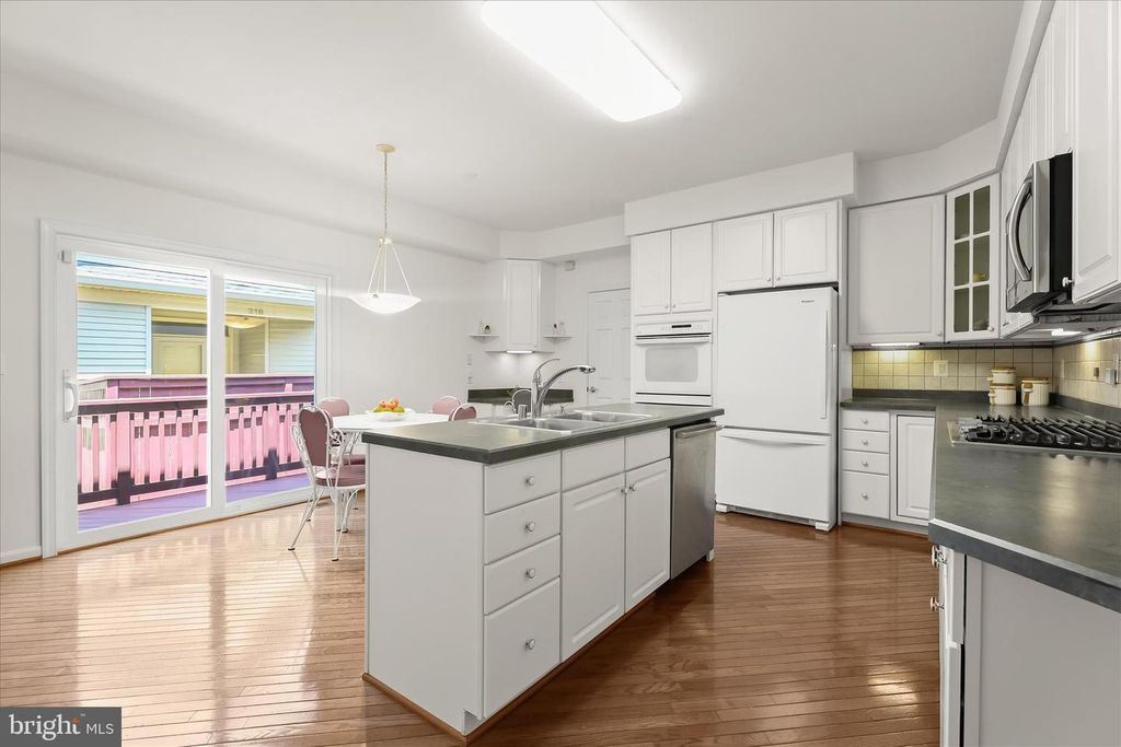 Image 16 of property listing at 320 CHALK HILL DR, Baltimore, MD 21208