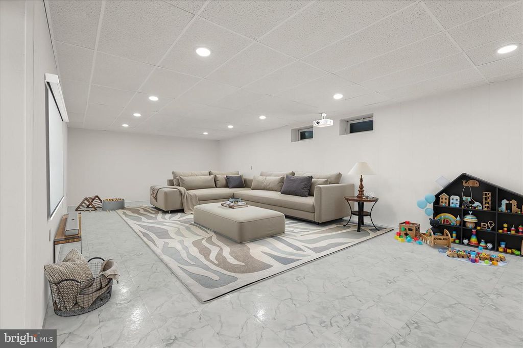 Image 39 of property listing at 320 CHALK HILL DR, Baltimore, MD 21208