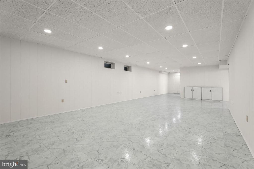 Image 40 of property listing at 320 CHALK HILL DR, Baltimore, MD 21208