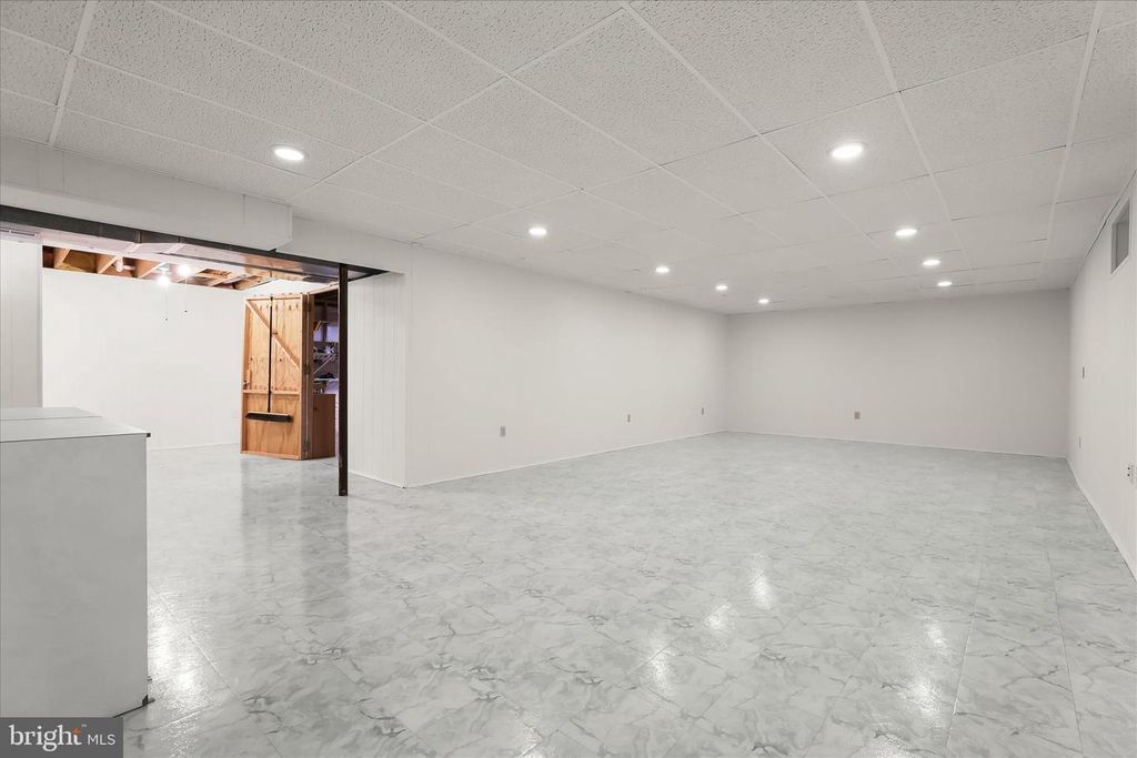 Image 42 of property listing at 320 CHALK HILL DR, Baltimore, MD 21208