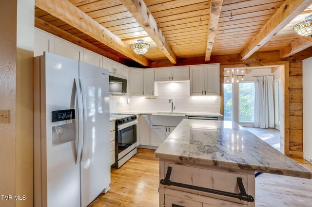 285 Allison Cove Trail, Piney Flats, TN 37686