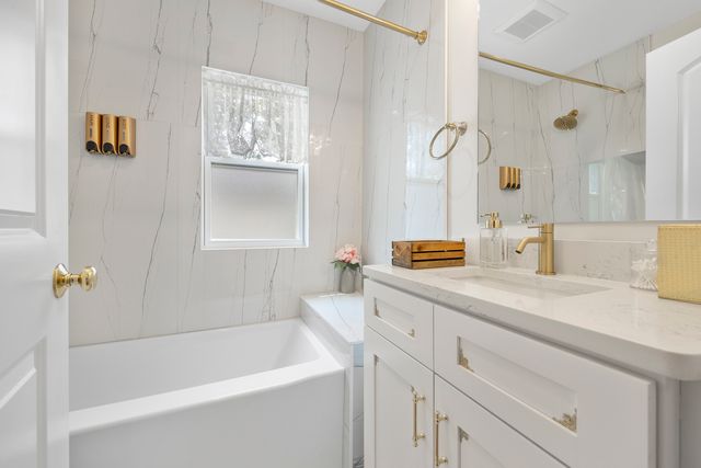 300 Geneva Road, Glen Ellyn, IL 60137