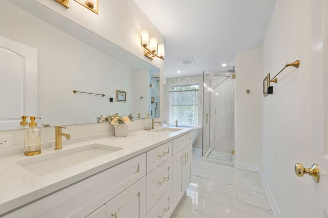 300 Geneva Road, Glen Ellyn, IL 60137