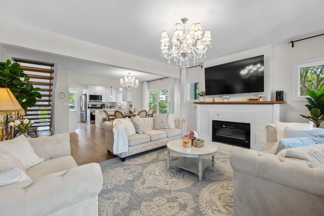 300 Geneva Road, Glen Ellyn, IL 60137