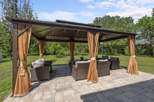 300 Geneva Road, Glen Ellyn, IL 60137