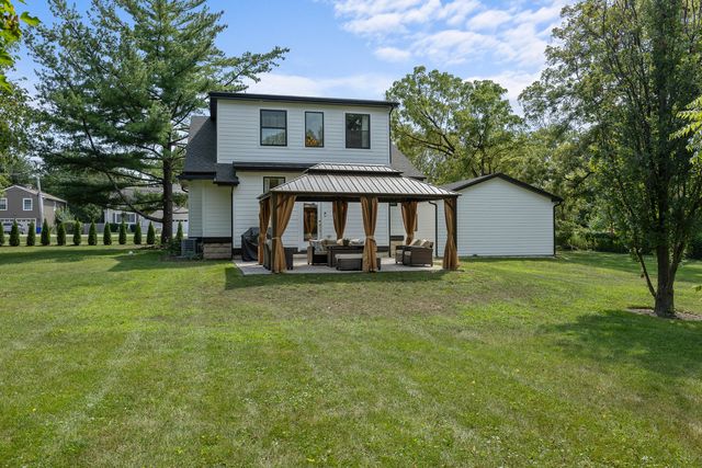 300 Geneva Road, Glen Ellyn, IL 60137