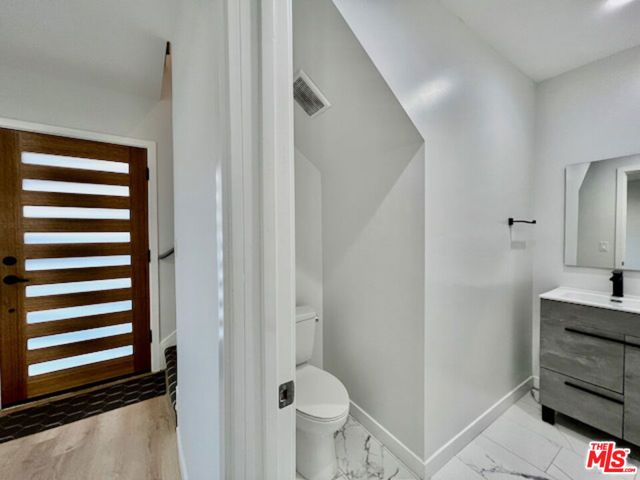 901 S Barrington Avenue, Los Angeles, CA 90049