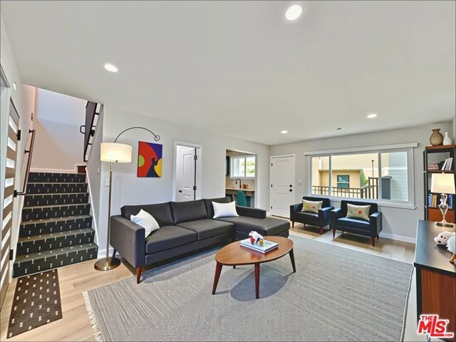 901 S Barrington Avenue, Los Angeles, CA 90049