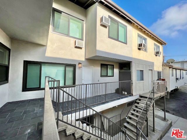 901 S Barrington Avenue, Los Angeles, CA 90049