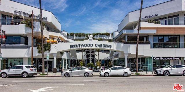 901 S Barrington Avenue, Los Angeles, CA 90049