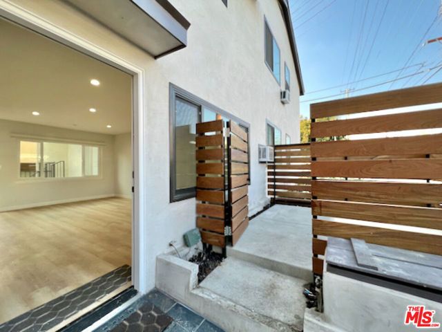 901 S Barrington Avenue, Los Angeles, CA 90049