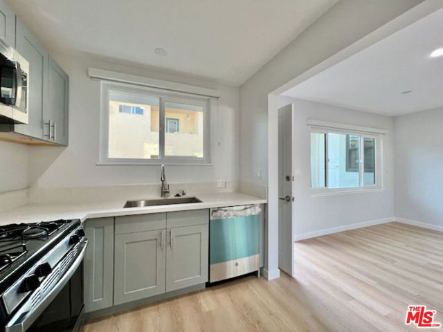 901 S Barrington Avenue, Los Angeles, CA 90049