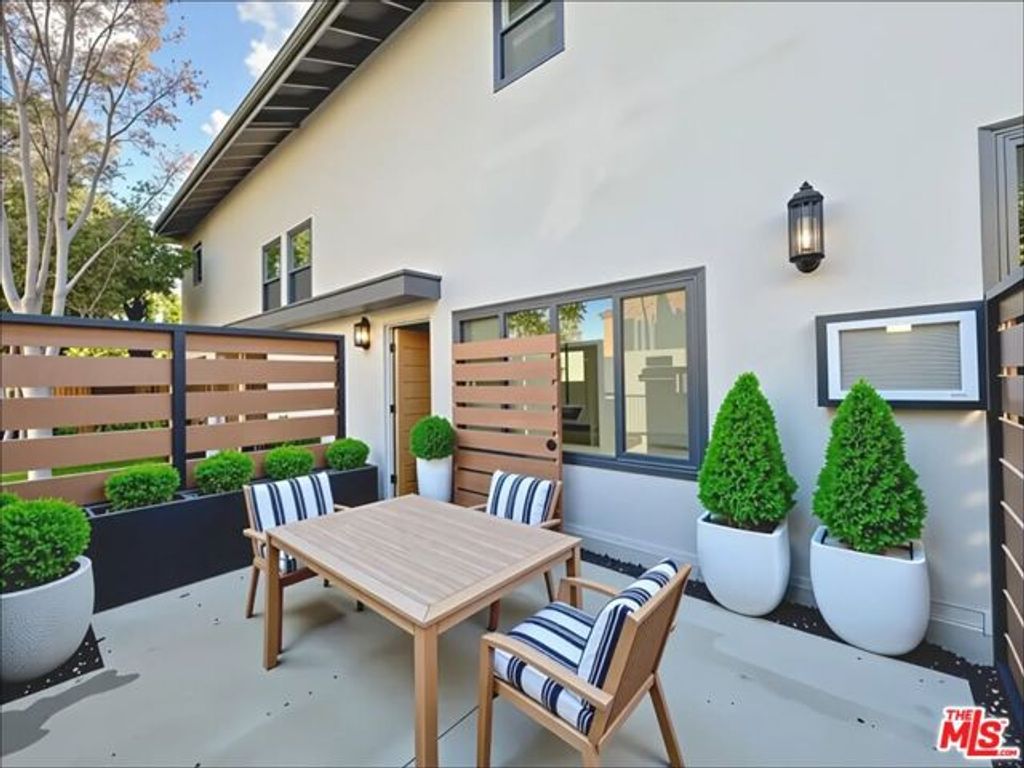 901 S Barrington Avenue, Los Angeles, CA 90049