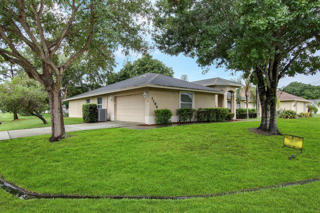 1198 SE Petunia Avenue, Port St. Lucie, FL 34952