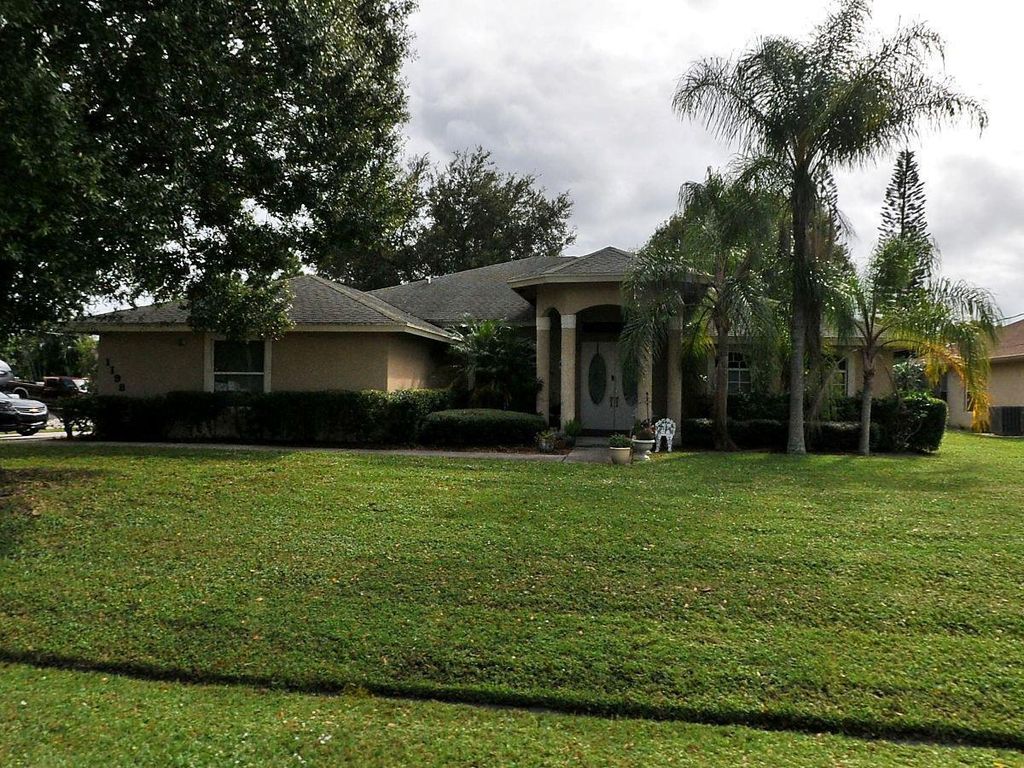 1198 SE Petunia Avenue, Port St. Lucie, FL 34952