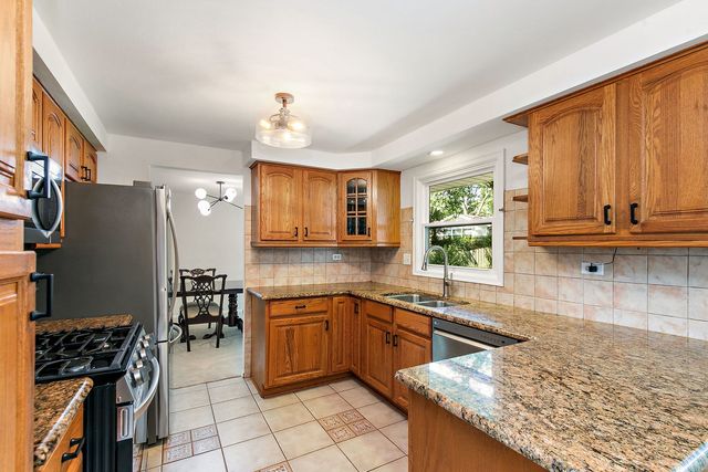 31 S Salem Drive, Schaumburg, IL 60193
