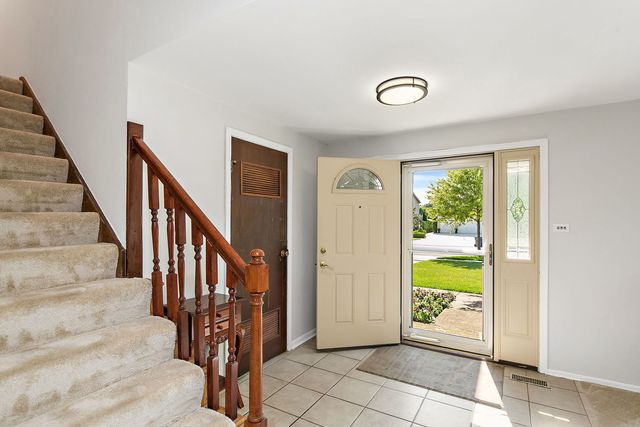 31 S Salem Drive, Schaumburg, IL 60193